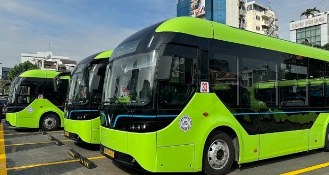 VinBus đưa vào vận hành 58 xe buýt điện VinFast EB 8 tại TP. HCM